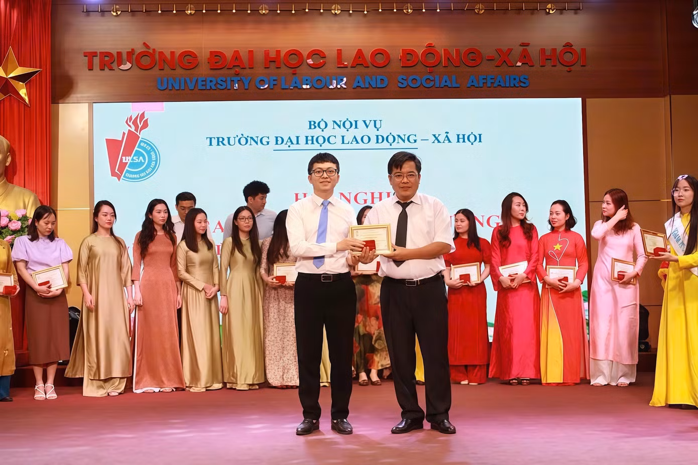 TS Trần Anh Quang vinh dự đón nhận Kỷ niệm chương “Vì sự nghiệp Ngành Lao động - Thương binh và Xã hội” do Bộ trưởng Bộ Lao động - Thương binh và Xã hội (nay là Bộ Nội vụ) trao tặng.