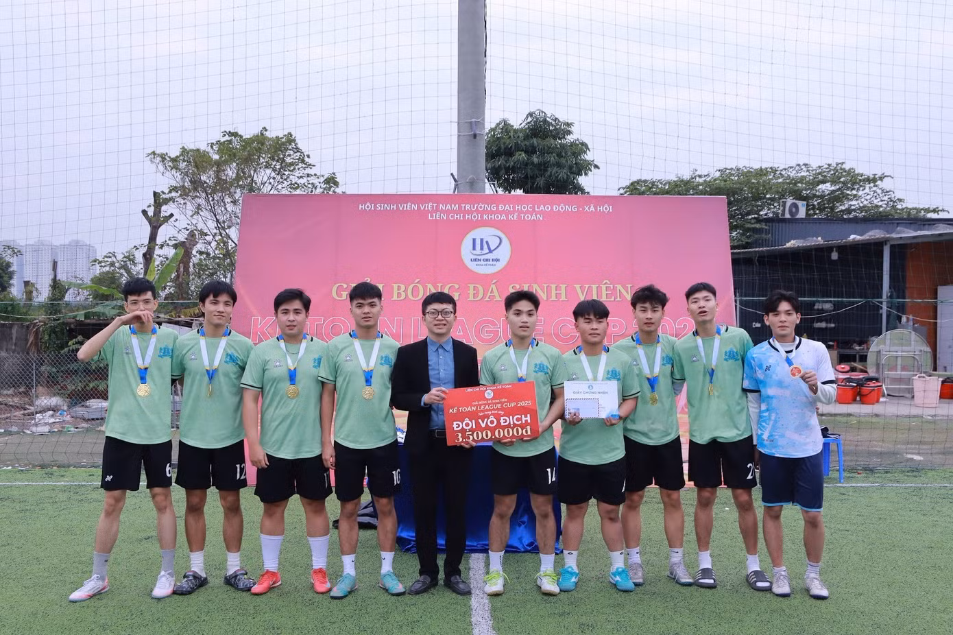TS Trần Anh Quang trao giải Nhất cho đội vô địch Giải bóng đá Sinh viên Kế toán League Cup 2025 (mở rộng).