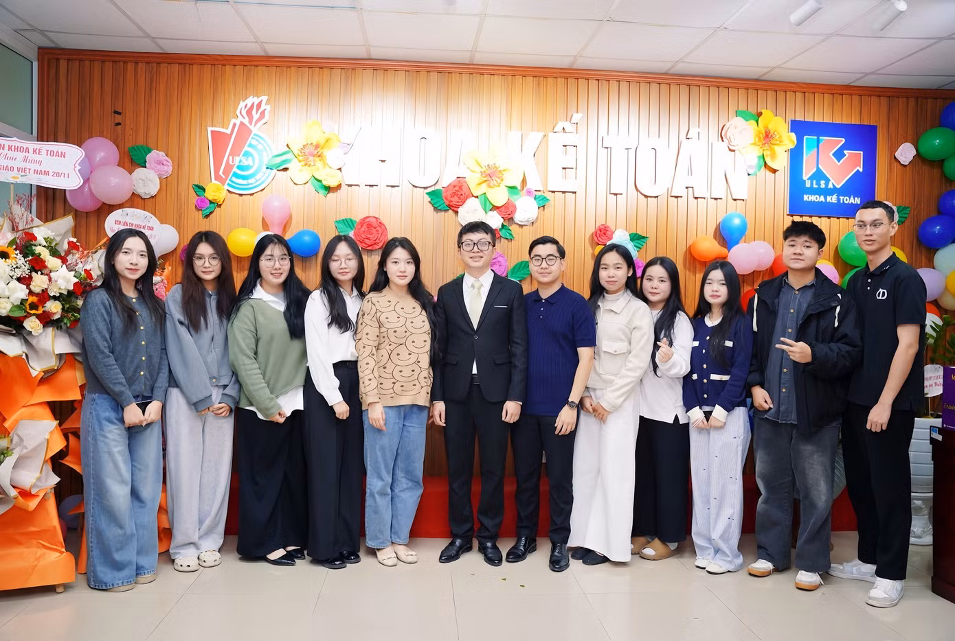 TS Trần Anh Quang chụp ảnh lưu niệm cùng sinh viên nhân dịp kỷ niệm Ngày Nhà giáo Việt Nam.