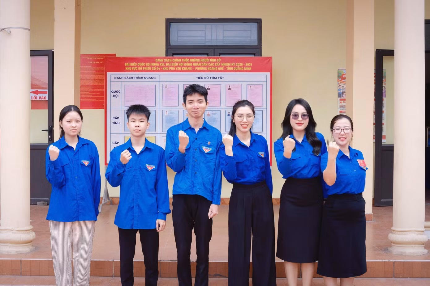 pttt-cung-dvtn-tham-gia-ho-tro-cong-tac-bau-cu-tai-nha-van-hoa-khu-pho-huong-ung-ngay-hoi-non-song.jpg