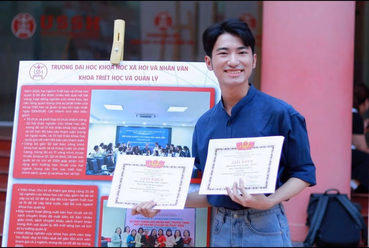 anh-2-dao-xuan-viet-dat-cu-dup-giai-thuong-nghien-cuu-khoa-hoc-sinh-vien-cap-truong-trong-hai-nam-lien-tiep.png