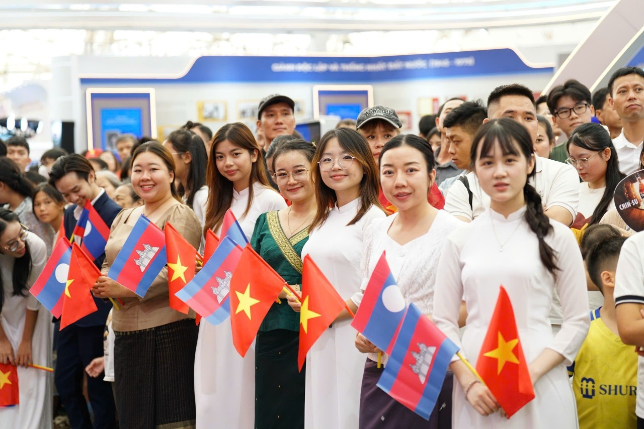 cac-ban-sinh-vien-viet-nam-va-du-hoc-sinh-lao-cua-hoc-vien-rang-ro-trong-trang-phuc-truyen-thong-cam-quoc-ky-3-nuoc-tai-trien-lam.jpg