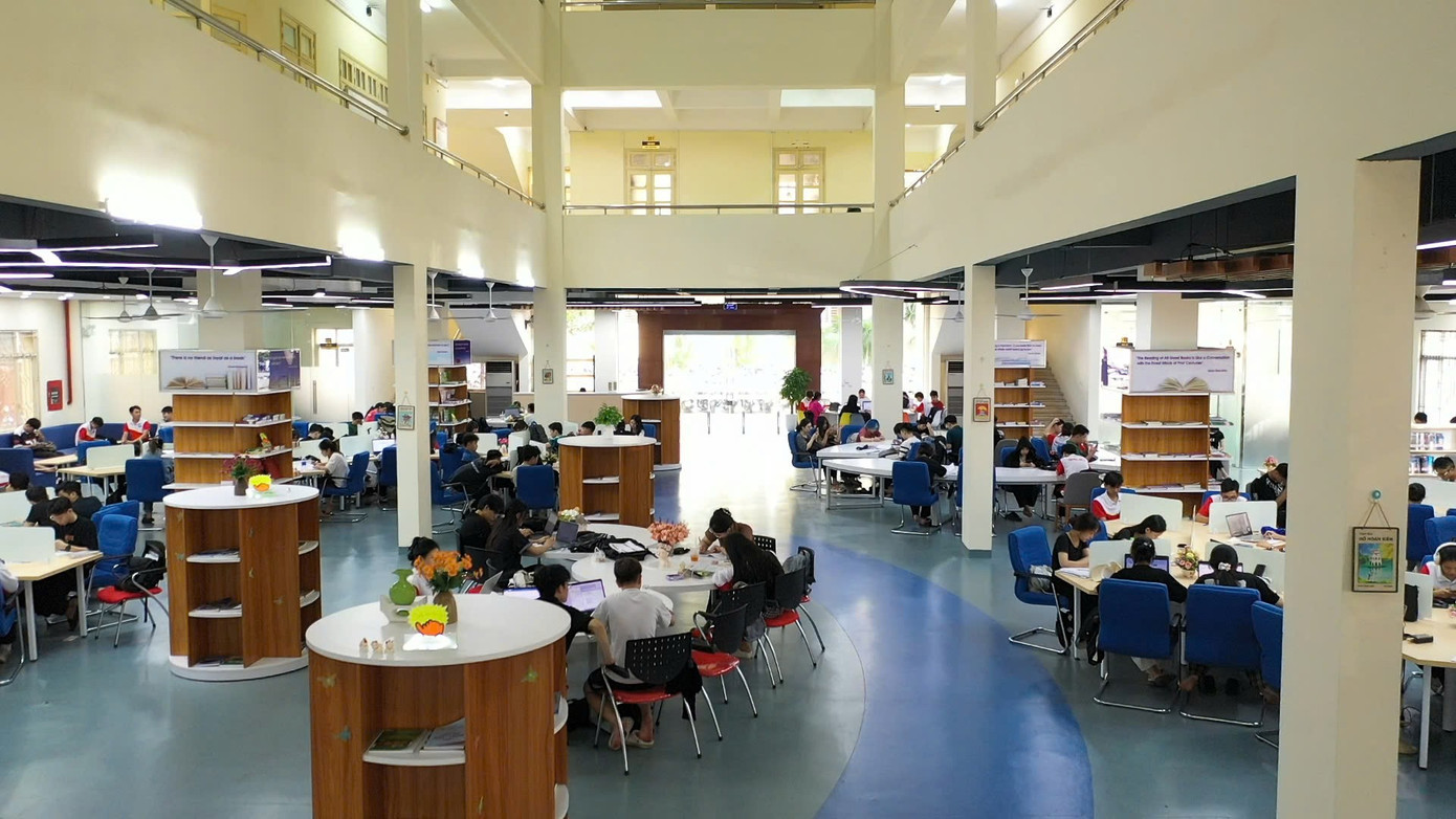 Một góc không gian thư viện của trường. z6836645146894-7e87c9d65de6cbcf0859cdb80d736422.jpg