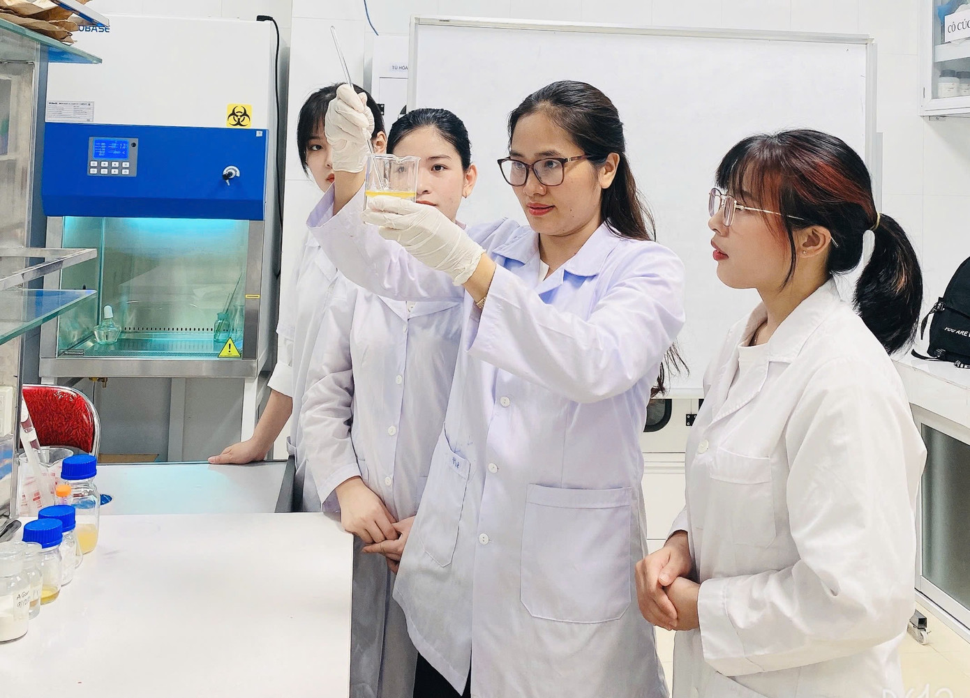 Sinh viên Trường Đại học Thủy lợi đang thực tập môn học tại phòng thí nghiệm Công nghệ sinh học. z6836645160481-49a51e6ee4be2c9117a1fc7cbe7bbe6b.jpg