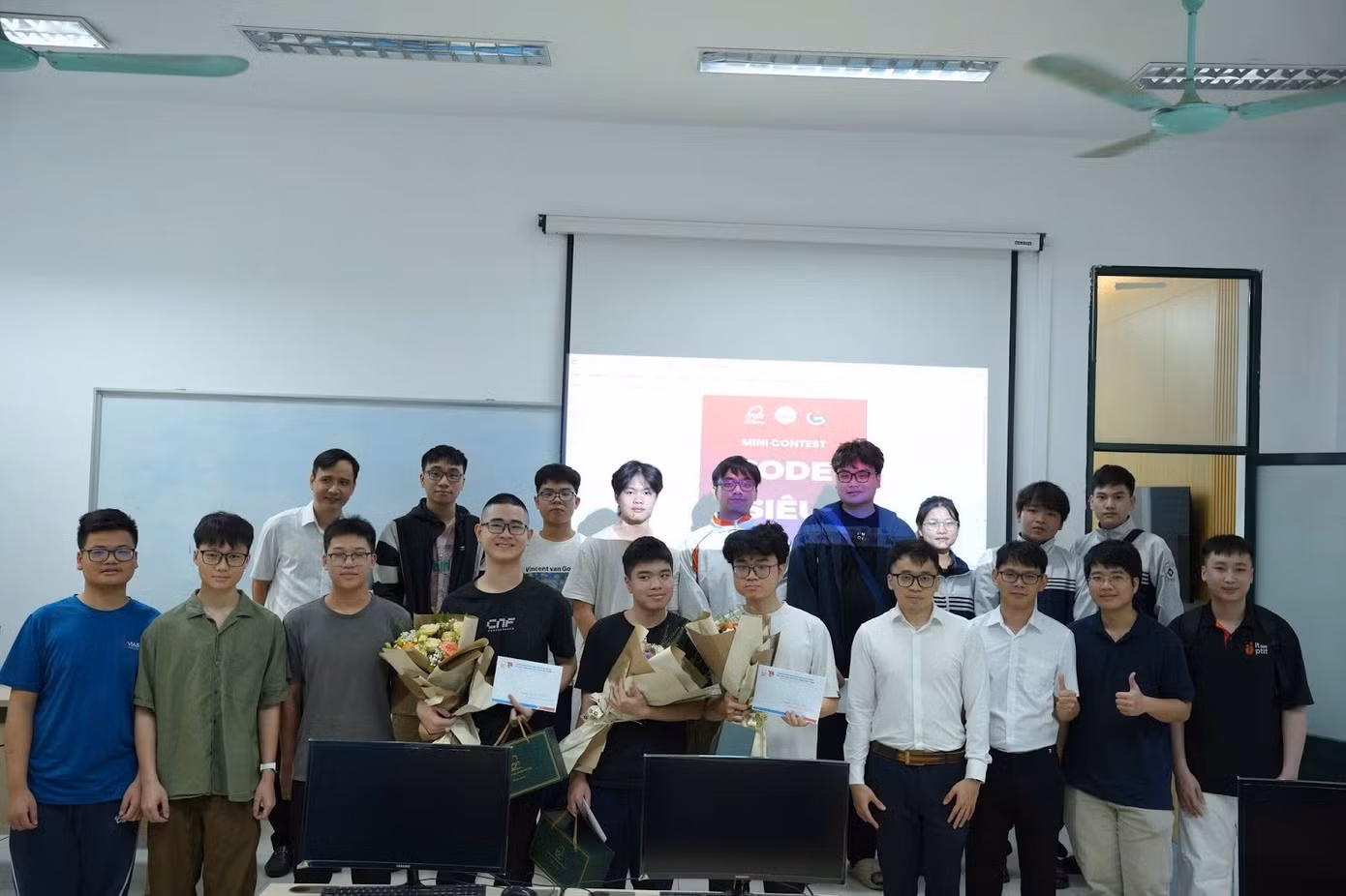 Ban tổ chức trao giải cho các thí sinh đạt thành tích cao tại cuộc thi “Code Siêu tốc cùng PTIT 2026”.