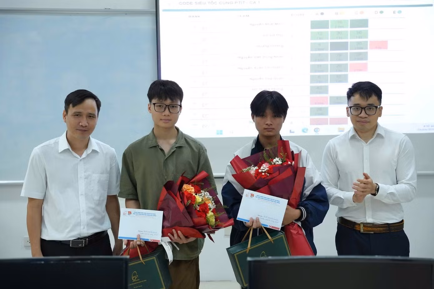 Cuộc thi còn là dịp để học sinh giao lưu với cộng đồng yêu lập trình và tìm hiểu môi trường học tập tại PTIT.