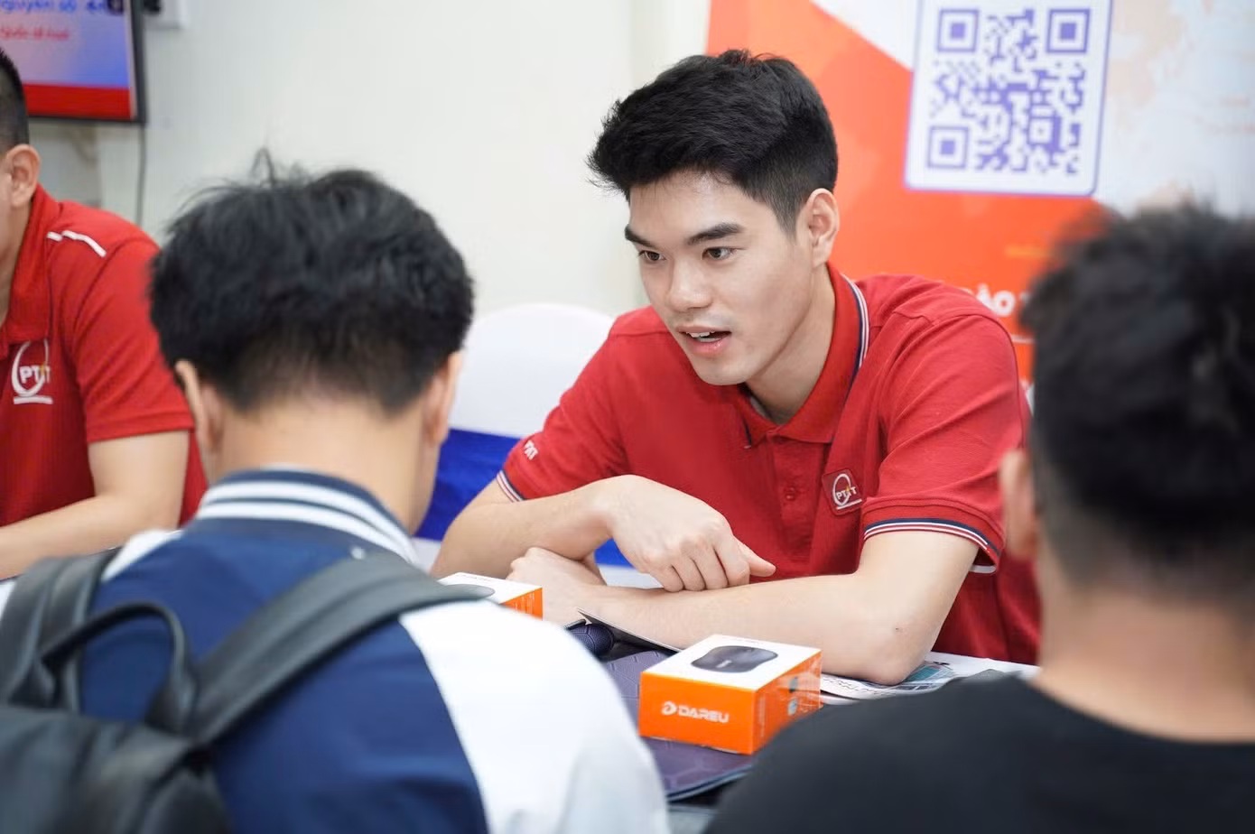 Học sinh tìm hiểu thông tin về ngành đào tạo, phương thức xét tuyển và định hướng nghề nghiệp tại các khu vực tư vấn.