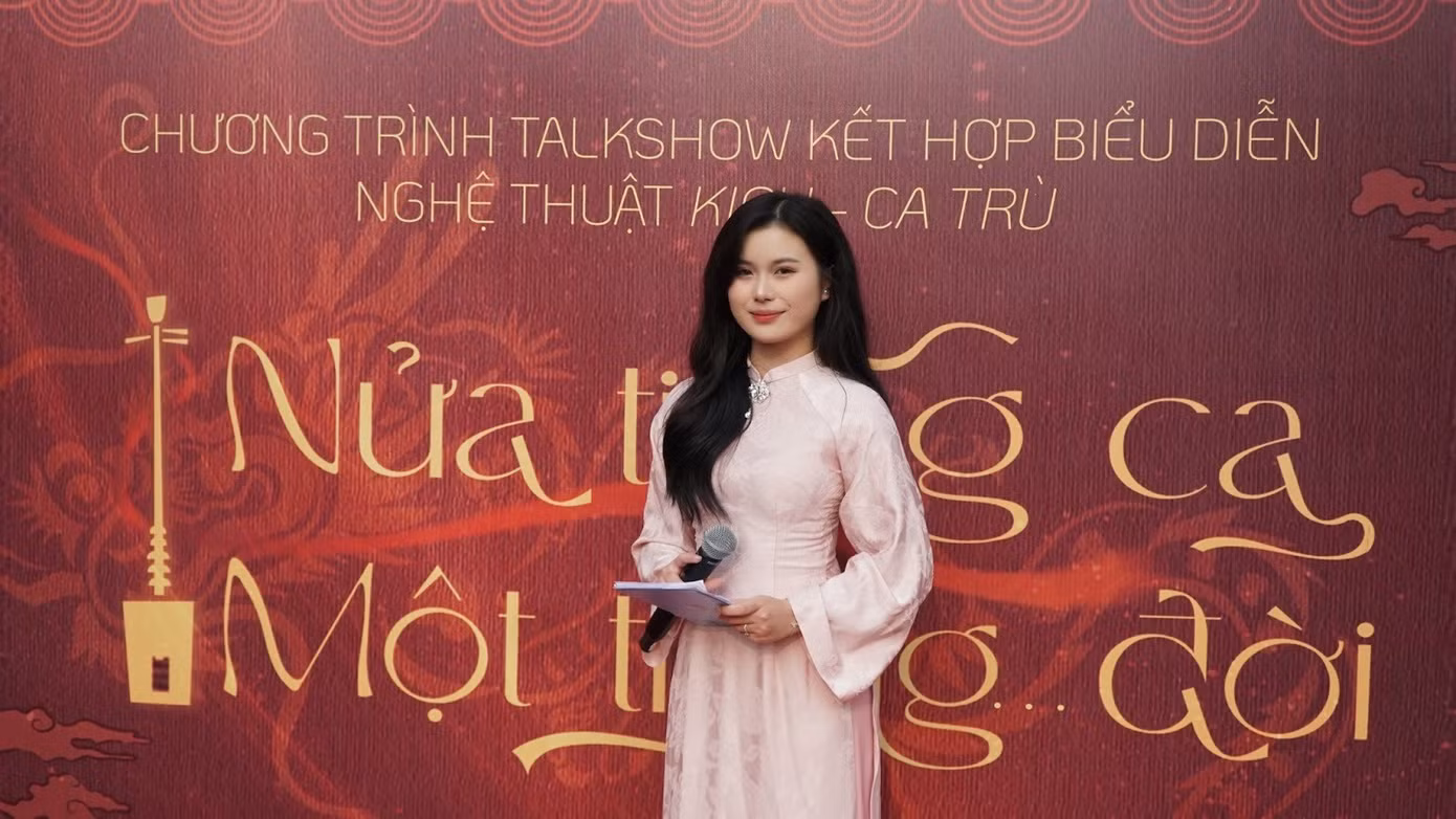 MC Mỹ Tâm dẫn chương trình “Nửa tiếng ca - Một tiếng đời”.