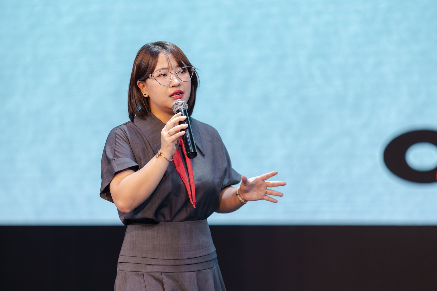 Cô Hoàng Thị Kim Hậu Phúc, hay còn được biết đến với cái tên “Học Văn Cô Sương Mai”, được hàng trăm ngàn học sinh yêu mến bởi phương pháp gần gũi, khả năng “chữa lành” qua văn học và cách truyền tải qua giọng nói truyền cảm 481148866-1025243402991306-3302013468963467842-n.jpg