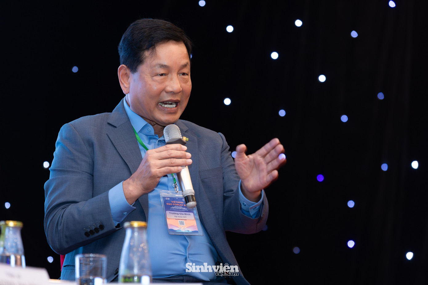"Và tôi tin rằng, hôm nay, cơ hội tương tự lại một lần nữa đến với thế hệ chúng ta. Cơ hội ấy là duy nhất và sẽ không lặp lại. Các anh chị đang ở trung tâm của công cuộc đổi mới sáng tạo. Đất nước ta đang bước vào giai đoạn sắp xếp lại giang sơn – và tôi khát vọng các anh chị sẽ đồng hành cùng đất nước trong sứ mệnh lớn lao ấy." - Ông Trương Gia Bình chia sẻ với các chuyên gia, nhà khoa học. truong-gia-binh-tai-vietnam-rd-2025-1.jpg