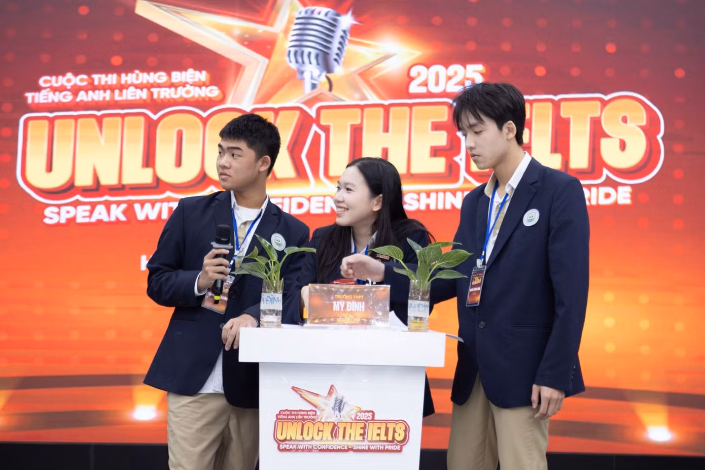 Thảo Nguyên (đứng giữa) tham gia cuộc thi Hùng biện Tiếng Anh liên trường - Unlock The Ielts 2025.