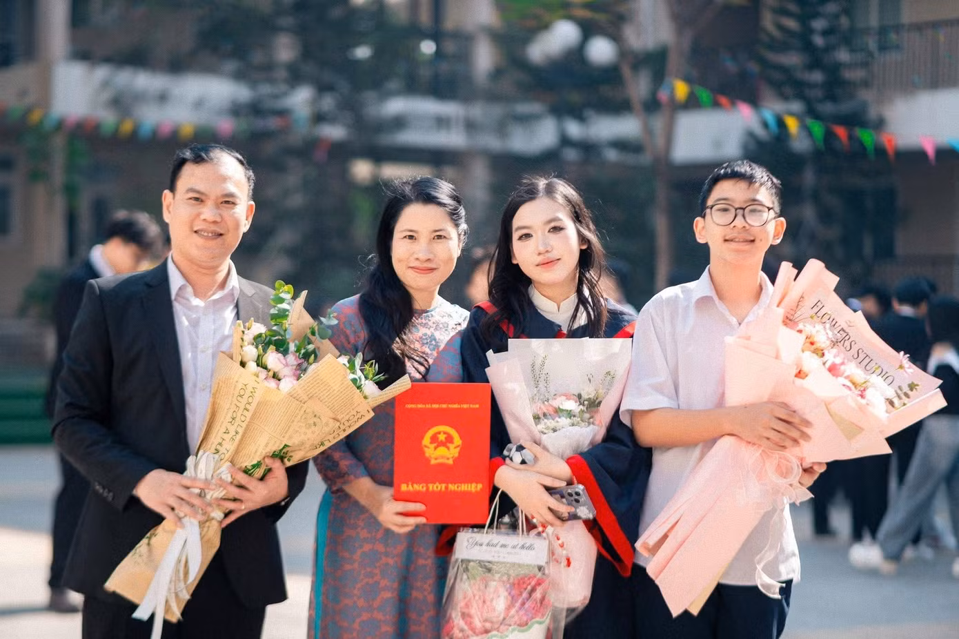 Thảo Nguyên (thứ 2 từ phải qua) chụp ảnh cùng gia đình.