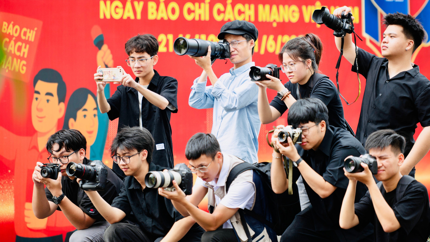 Sinh viên Báo chí - Truyền thông ngày càng đầu tư thiết bị tác nghiệp hiện đại. tah-2942-8646.jpg