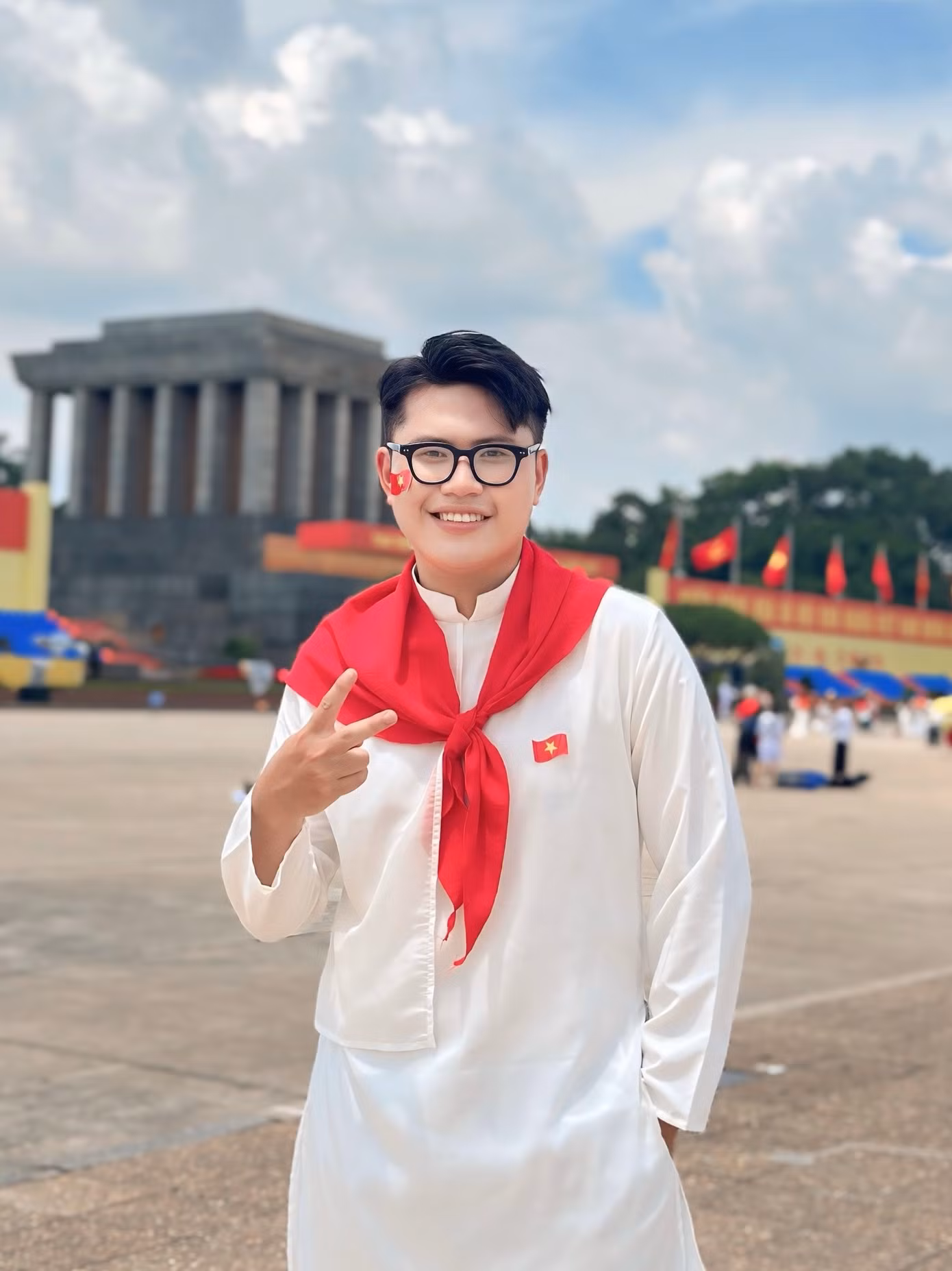 ben-canh-viec-hoc-tap-hoang-truong-giang-con-tham-gia-giang-day-thanh-nhac-tai-cac-trung-tam-nghe-thuat-o-ha-noi.jpg