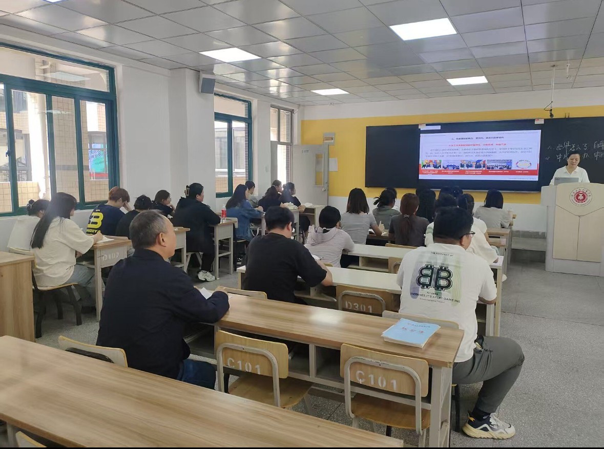Chuyên gia dự giờ tiết học.( Nguồn: Đại học Luật & Chính trị An Huy) chuyen-gia-du-gio-tiet-hoc-nguon-dai-hoc-luat-chinh-tri-an-huy.jpg