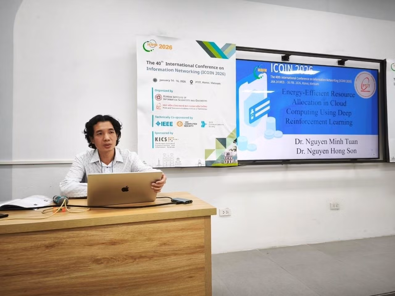 TS Nguyễn Minh Tuấn: “Nghiên cứu khoa học không chỉ dành cho những người theo đuổi học thuật, mà là nền tảng giúp sinh viên có tư duy sâu và khả năng thích nghi trong một thế giới luôn thay đổi”.