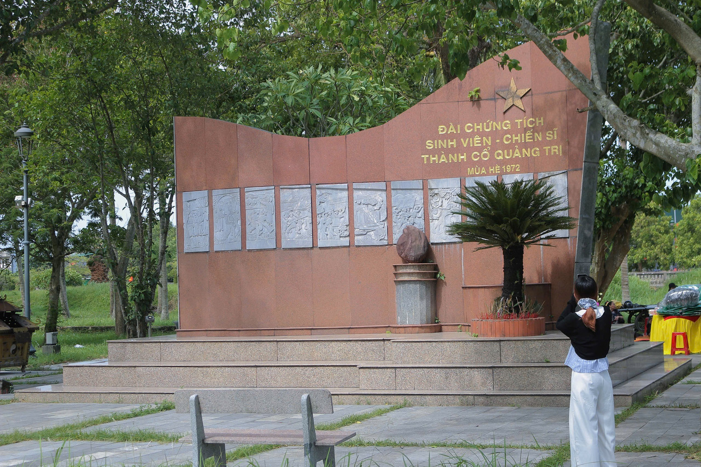Sinh viên Trường Đại học Khoa học Xã hội và Nhân văn (ĐHQGHN) ghi lại hình ảnh tại Đài chứng tích sinh viên - chiến sĩ Thành cổ Quảng Trị, mùa hè đỏ lửa 1972. Ảnh: Vũ Hà img-6298.jpg