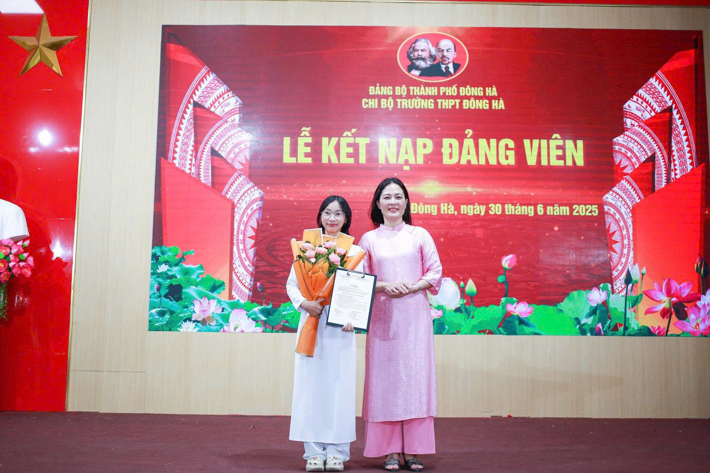 Thái Bảo Nghi (bên trái) vinh dự được kết nạp vào hàng ngũ của Đảng Cộng sản Việt Nam khi ở tuổi 18. anh-1.jpg