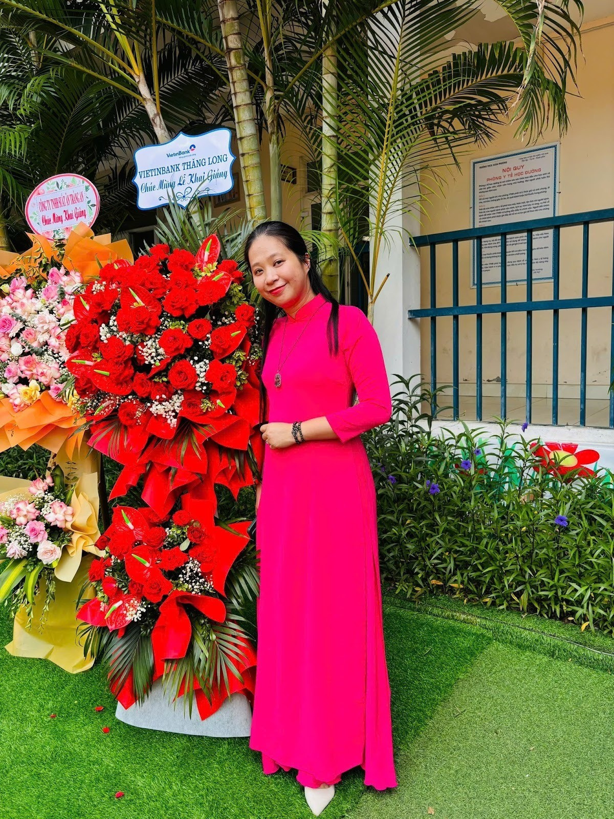 Cô Hồng Thắm khuyến khích học sinh với phương châm “ngoại ngữ không thể học nếu không dám thử và không dám sai”.