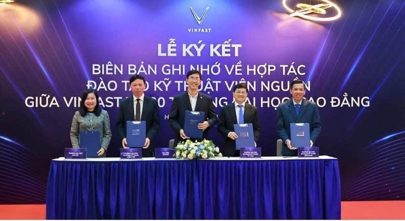 Trường Đại học Sao Đỏ ký kết kết hợp tác với Vinfast.