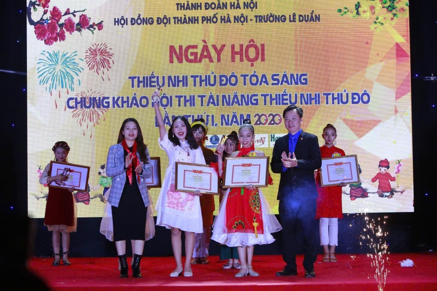 thai-ha-thu-2-ben-trai-qua-quan-quan-tai-nang-thieu-nhi-thu-do.jpg