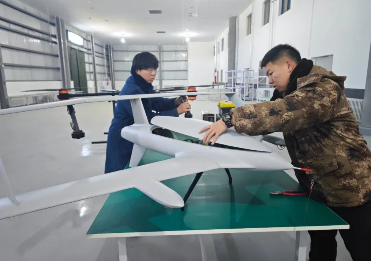 thay-ha-huong-dan-hoc-sinh-thuc-hanh-ky-thuat-uav-trong-lop-nguon-bao-the-paper.jpg