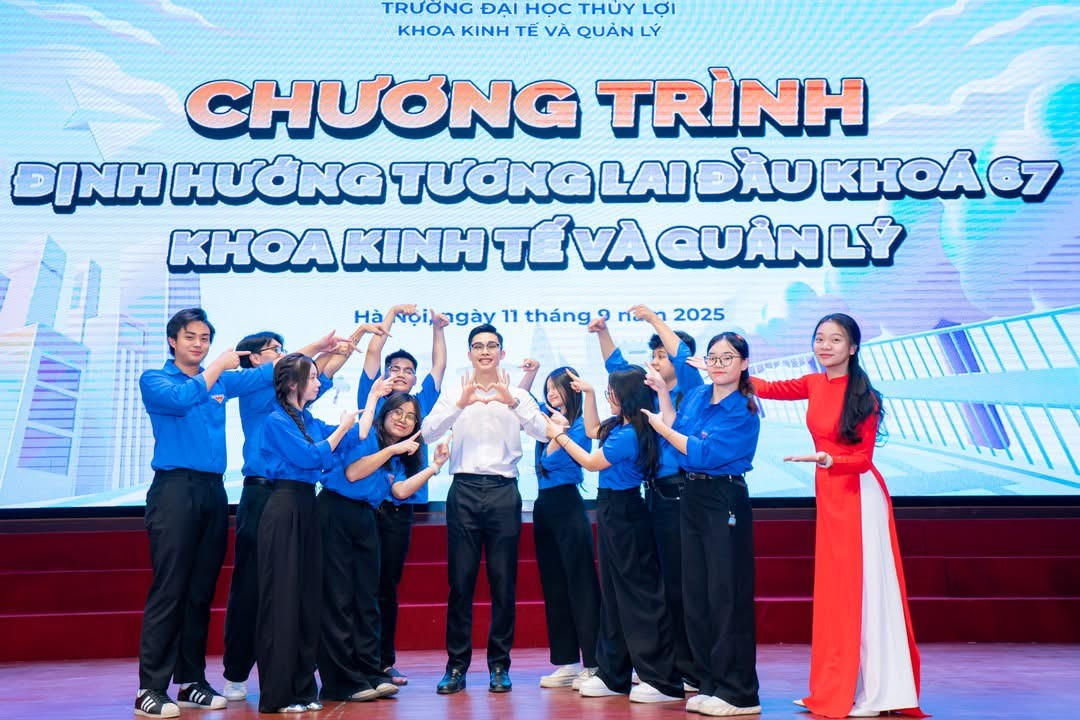 huyen-linh-dung-thu-2-tu-phai-sang-tham-gia-ho-tro-to-chuc-chuong-trinh-dinh-huong-dau-khoa-cho-tan-sinh-vien-khoa-67-cua-khoa-kinh-te-va-quan-ly-thang-9-2025.jpg