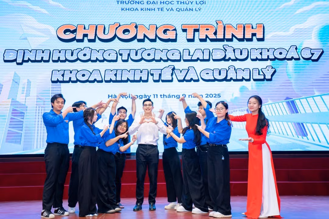 huyen-linh-dung-thu-2-tu-phai-sang-tham-gia-ho-tro-to-chuc-chuong-trinh-dinh-huong-dau-khoa-cho-tan-sinh-vien-khoa-67-cua-khoa-kinh-te-va-quan-ly-thang-9-2025.jpg