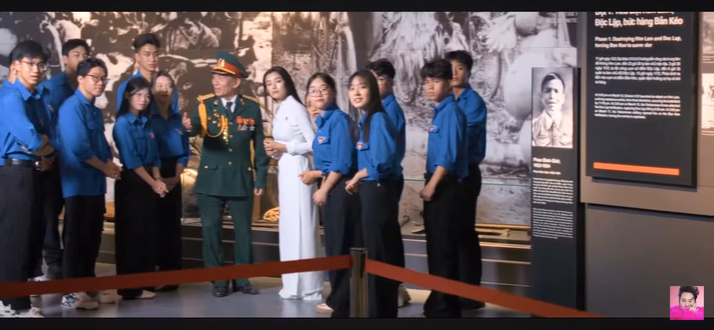 huyen-linh-dung-ben-phai-nu-ao-dai-trang-dong-vai-sinh-vien-tinh-nguyen-trong-mv-viet-tiep-cau-chuyen-hoa-binh-do-ca-sy-tung-duong-bieu-dien.jpg