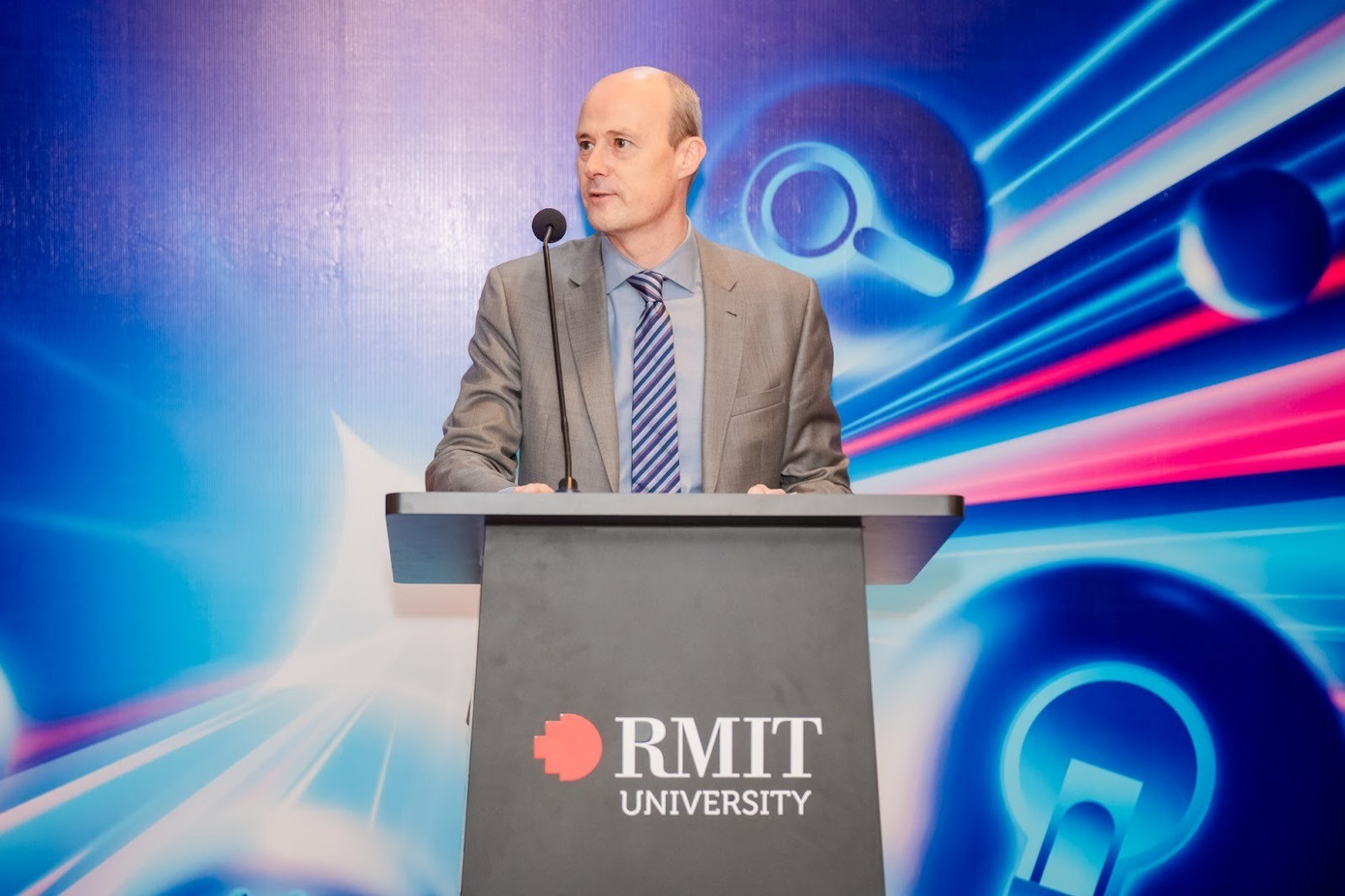Giáo sư Scott Thompson-Whiteside, Tổng giám đốc Đại học RMIT Việt Nam, chia sẻ niềm vinh hạnh của nhà trường khi được đồng tổ chức ngày hội, đồng thời khen ngợi tính đa dạng và nổi trội của các bài dự thi.