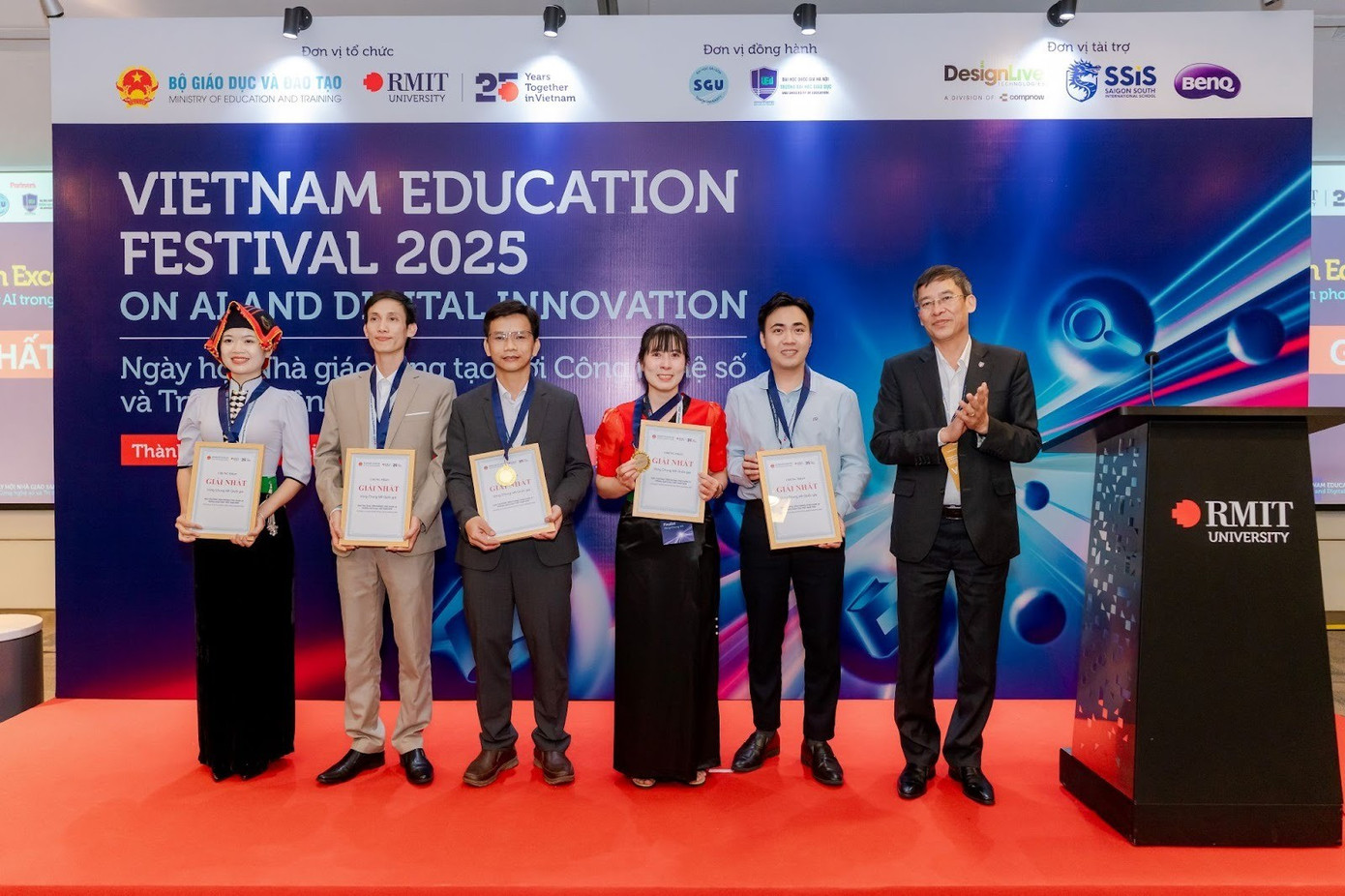 Năm thầy cô đến từ Gia Lai, Phú Thọ, Lai Châu, Điện Biên và TP. Hồ Chí Minh đã xuất sắc nhận giải Nhất.