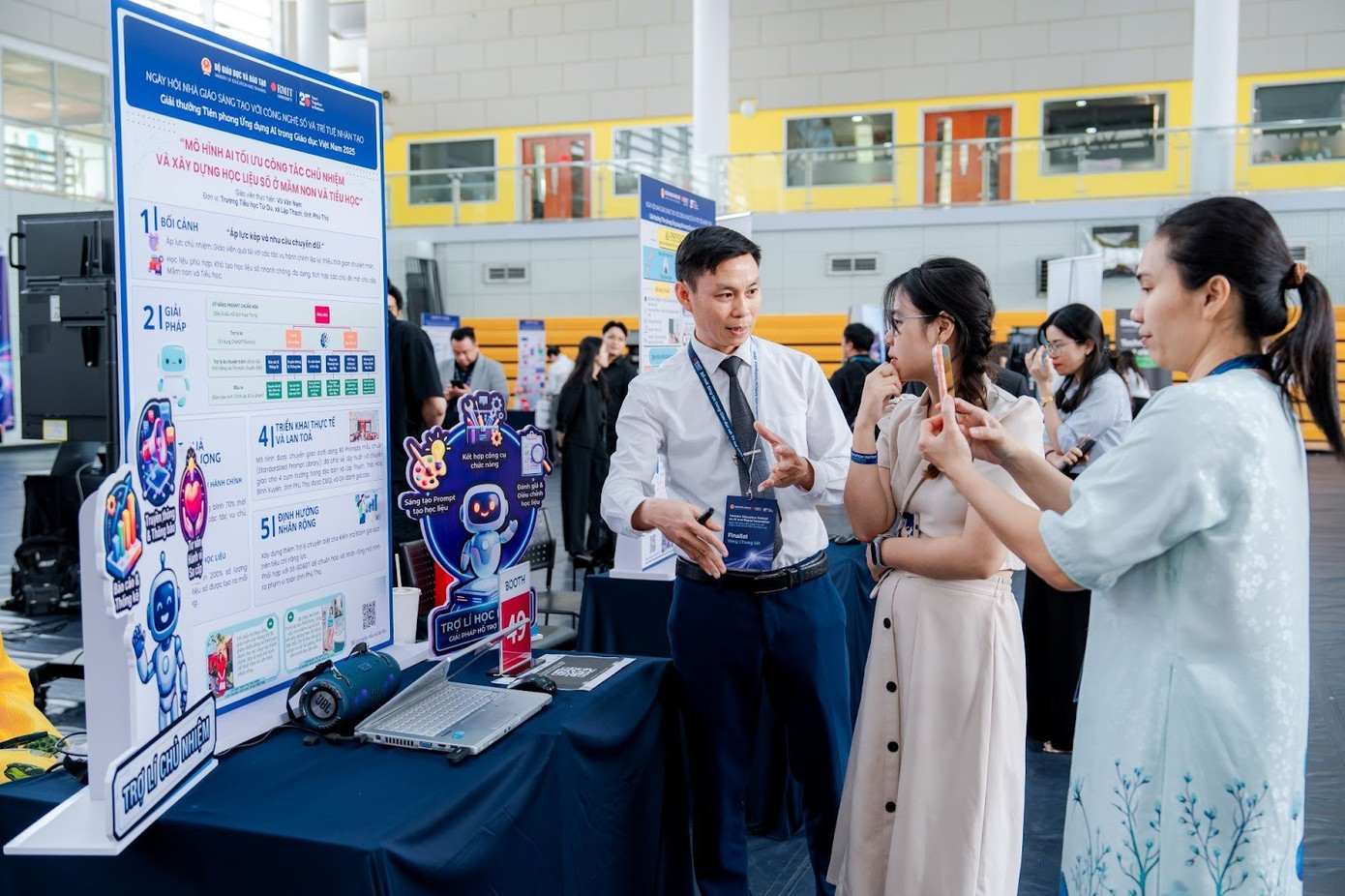 49 ứng dụng giảng dạy và học tập ứng dụng AI được trưng bày tại Ngày hội Nhà giáo sáng tạo 2025.