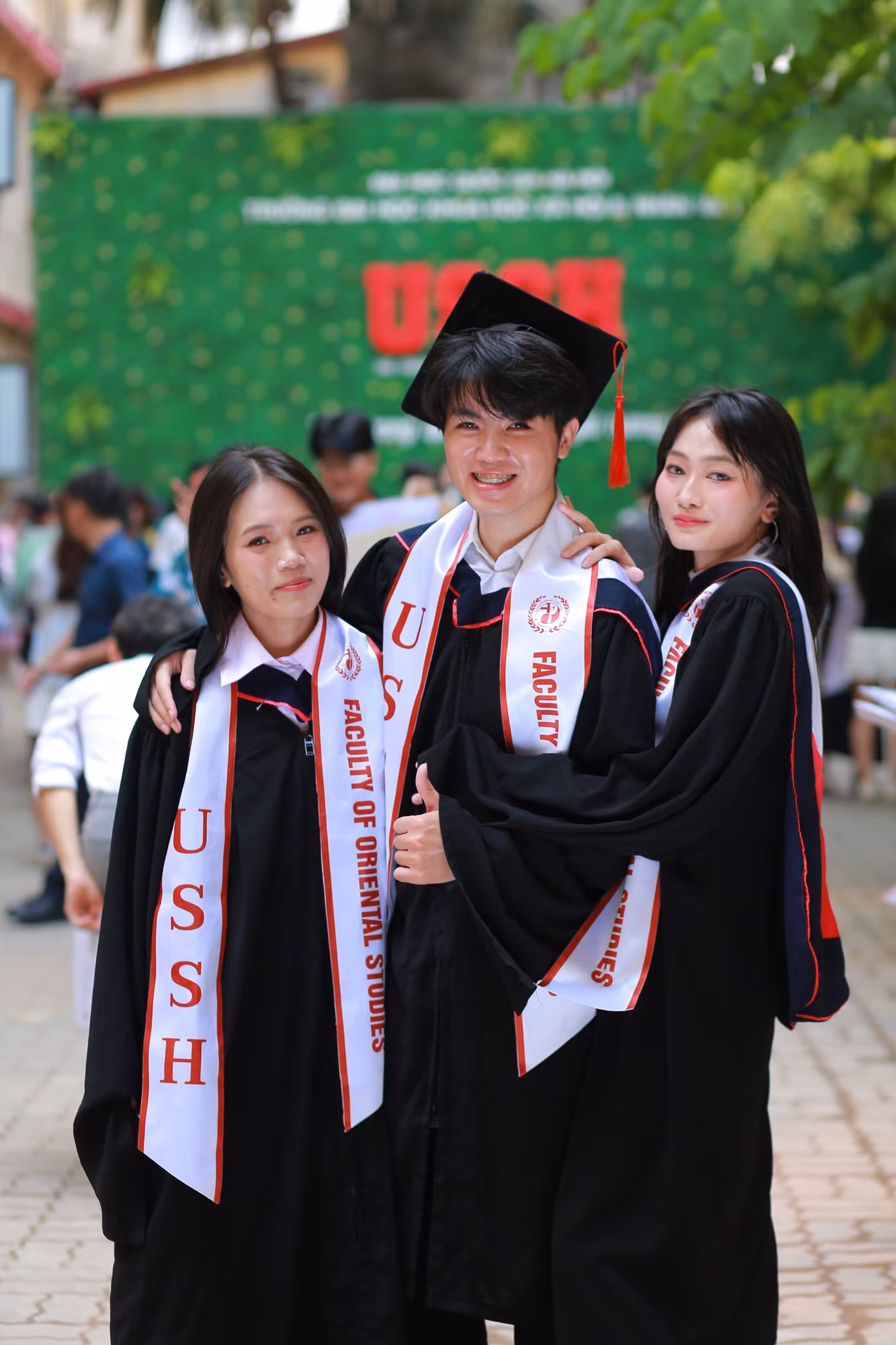 anh-2-viec-tot-nghiep-xuat-sac-nganh-dong-phuong-hoc-mang-lai-cho-duong-mot-tu-duy-phan-tich-van-hoa-xa-hoi-vo-cung-sac-ben.jpg