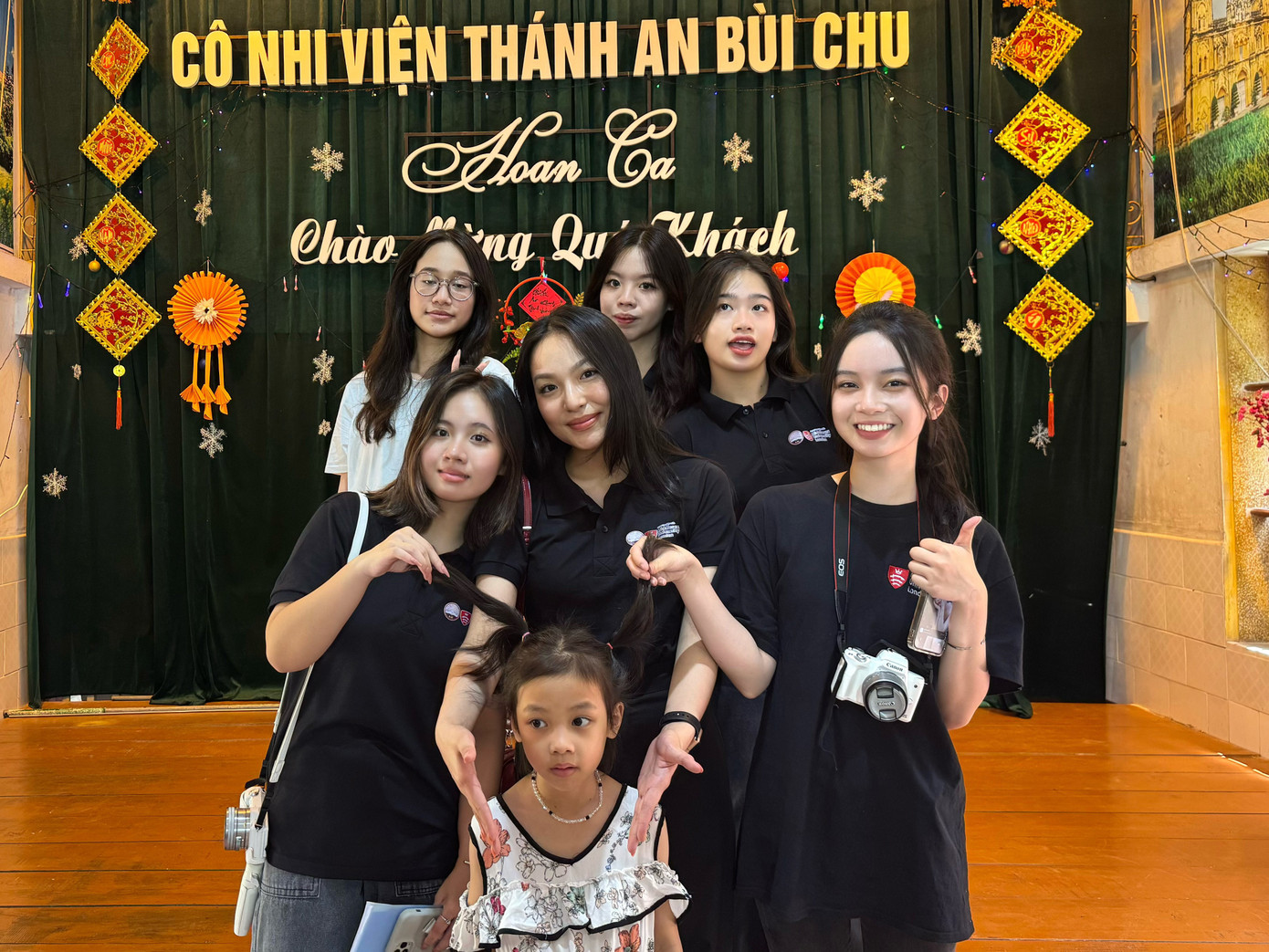 khanh-linh-dung-ben-phai-ngoai-cung-ao-den-cung-nhom-tham-gia-tu-thien-tai-co-nhi-vien-thanh-an-b.jpg