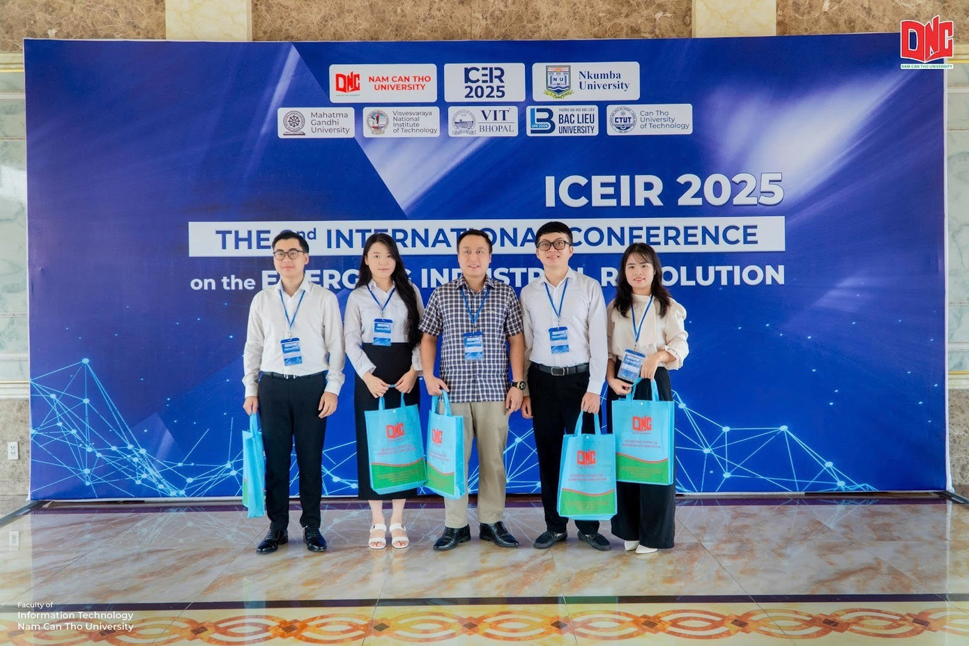 Bùi Mạnh Hùng (đứng thứ nhất từ bên trái) cùng đoàn công tác Trường Đại học Lao động - Xã hội tham dự Hội thảo khoa học quốc tế The 2nd International Conference on the Emerging Industrial Revolution (ICEIR 2025) tại Cần Thơ.