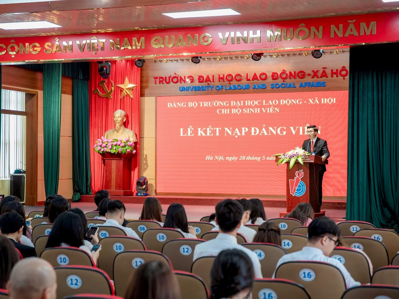 Bùi Mạnh Hùng đại diện tân Đảng viên lên phát biểu tại buổi lễ Kết nạp Đảng.