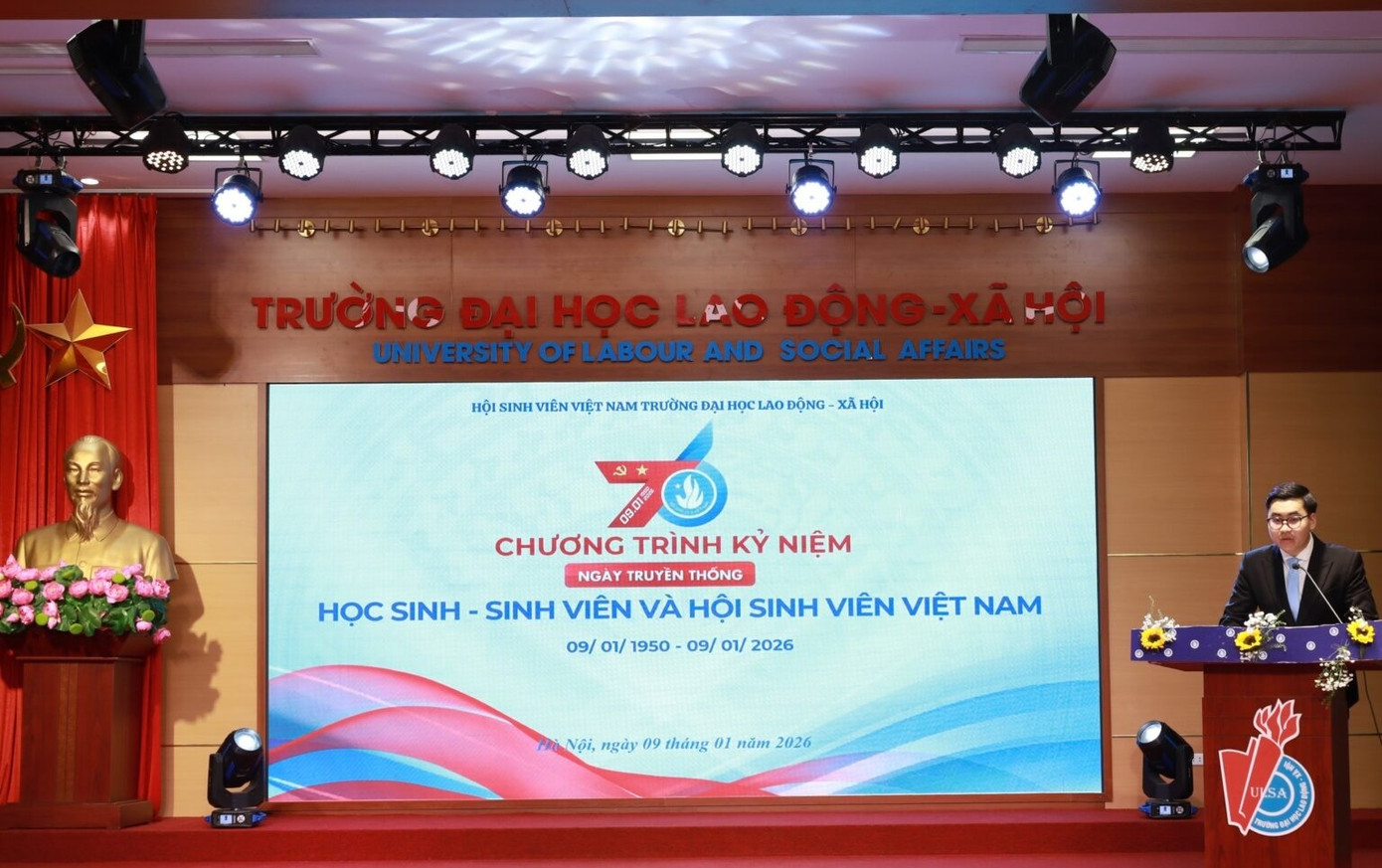 Bùi Mạnh Hùng - Phó Chủ tịch Hội Sinh viên Trường phát biểu tại Lễ kỷ niệm 75 năm Ngày truyền thống học sinh, sinh viên và Hội Sinh viên Việt Nam.