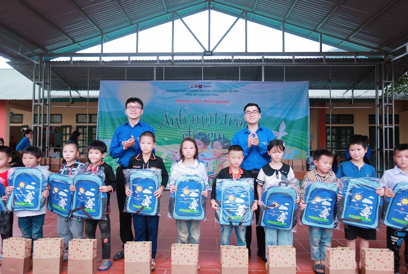 Bùi Mạnh Hùng trao quà cho học sinh Trường Tiểu học Phong Dụ Thượng trong chương trình tình nguyện “Ánh mặt trời cho em”.