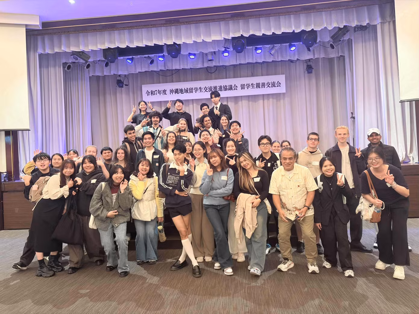 international-students-party-tai-university-of-the-ryukyus-ban-nu-dung-giua-quan-nau.jpg