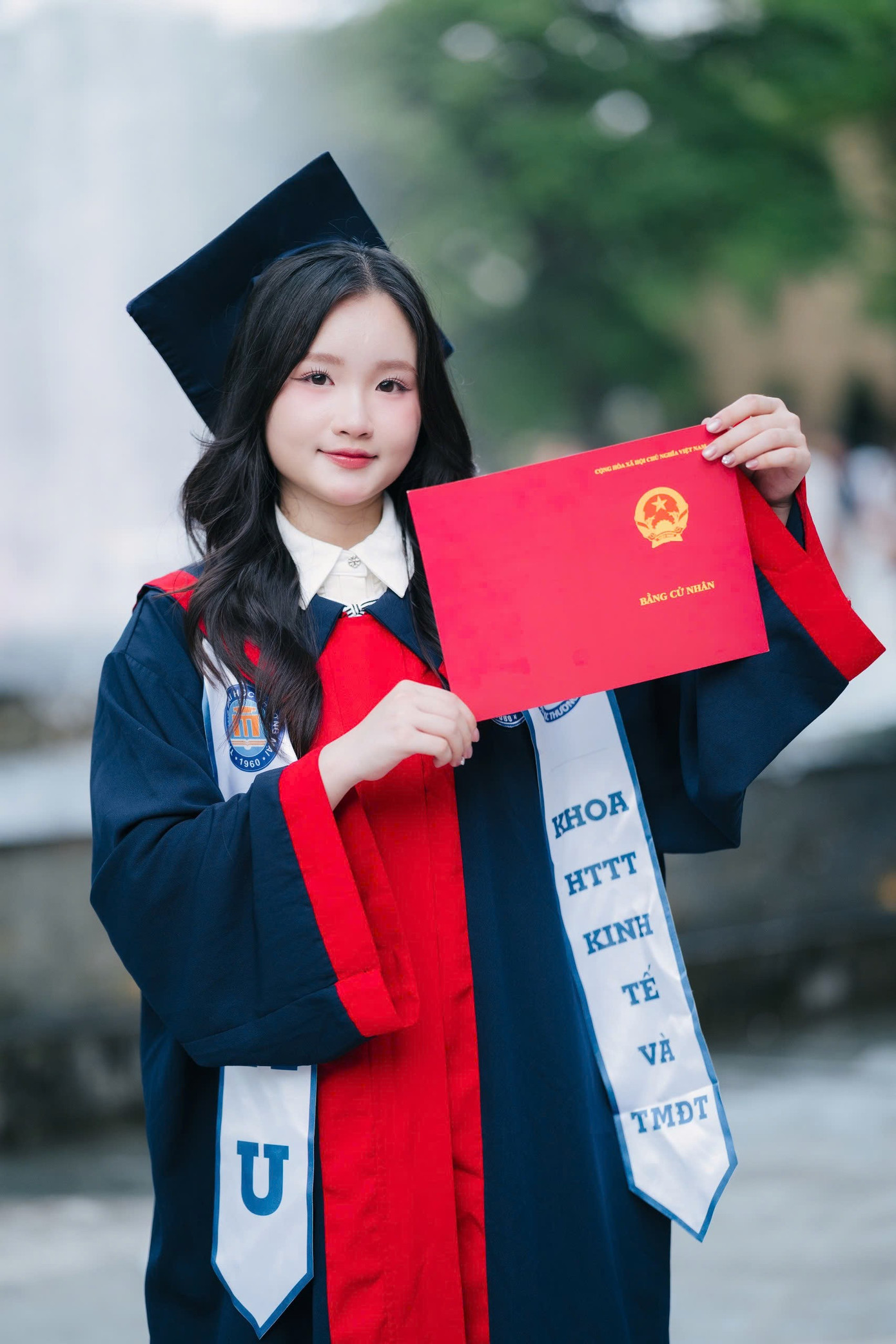 Nữ thủ khoa chú trọng việc học nghiêm túc từ đầu kỳ kết hợp với trao đổi trực tiếp cùng thầy cô, bạn bè. bfec4d43e7d3518d08c2.jpg