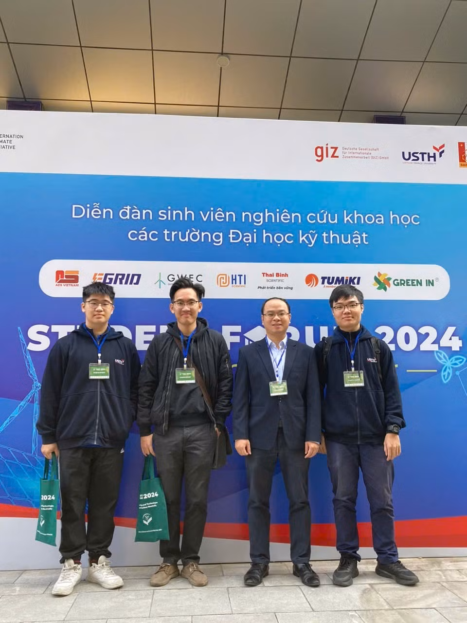 Đào Đình Thiện tại Diễn đàn Sinh viên Nghiên cứu Khoa học năm 2024.