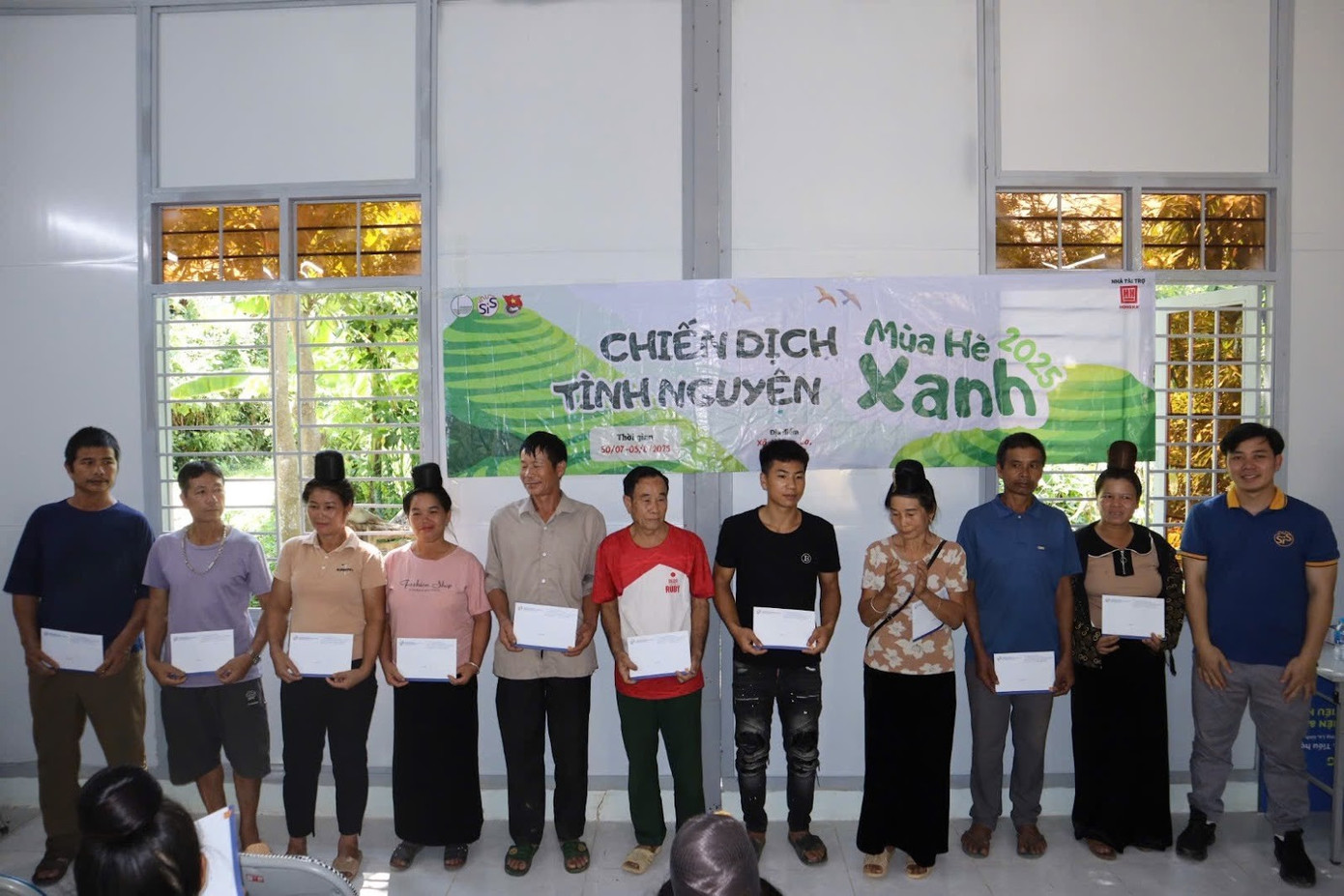 Đội tình nguyện trao 20 suất quà cho gia đình chính sách tại bản Huổi Muôn.