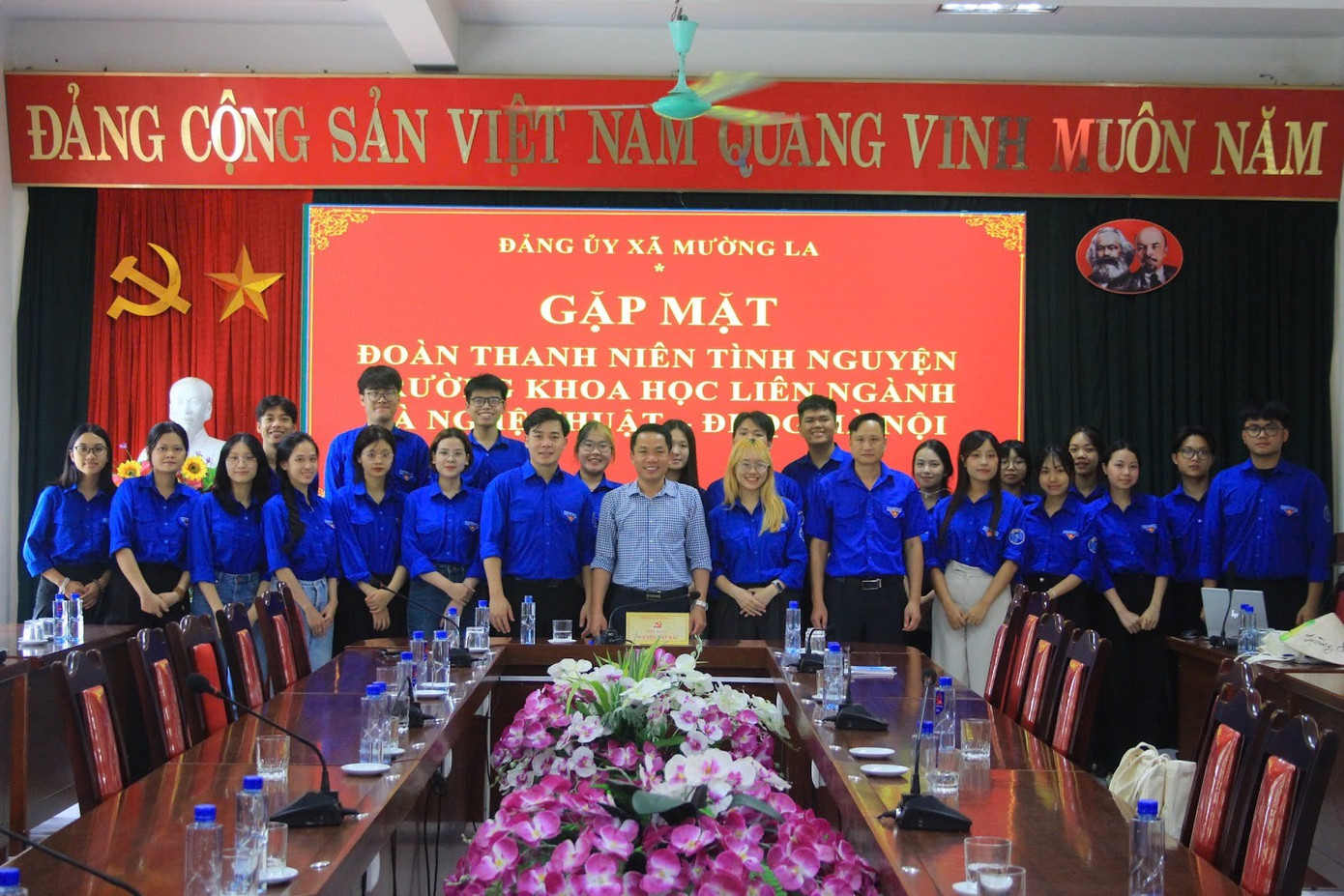Gặp mặt Đoàn Thanh niên tình nguyện Trường Khoa học liên ngành và Nghệ thuật tại UBND xã Mường La.