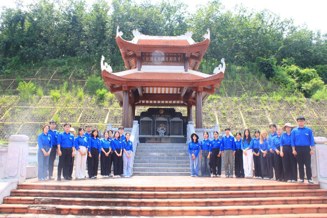 Hoạt động tưởng niệm tại Nghĩa trang liệt sĩ xã Mường La.