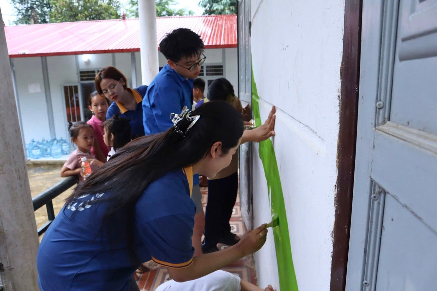 Hoạt động vẽ “không gian bích hoạ” tại nhà sinh hoạt cộng đồng bản Huổi Muôn.