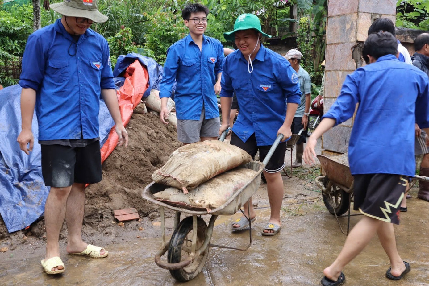 Hoạt động xây sân sinh hoạt cộng đồng tại bản Huổi Muôn.