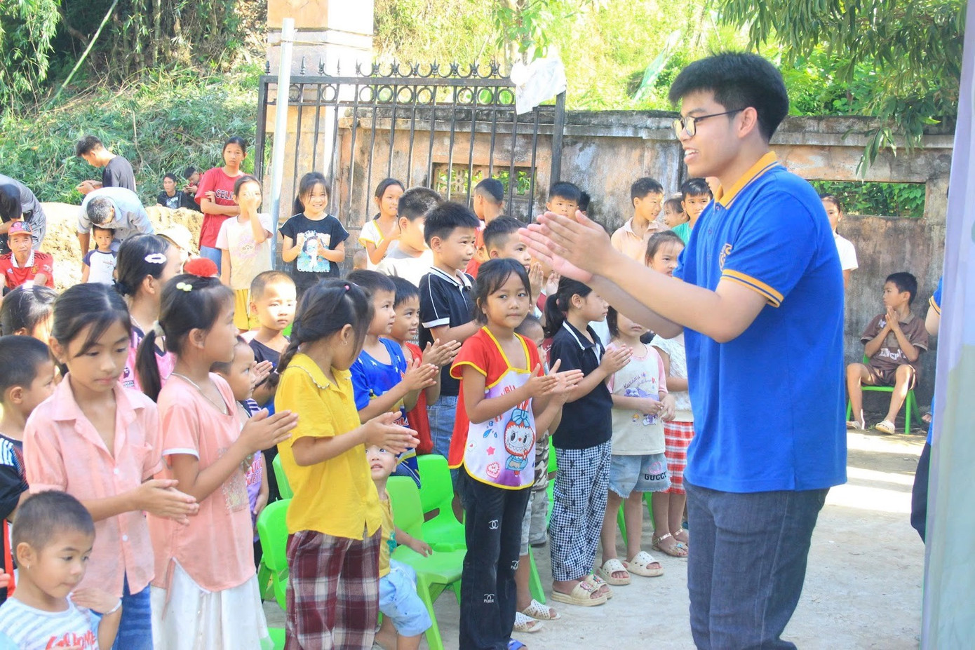 Sinh Thành (bên phải) hướng dẫn hoạt động trải nghiệm vẽ tranh cùng các bạn nhỏ bản Huổi Muôn.