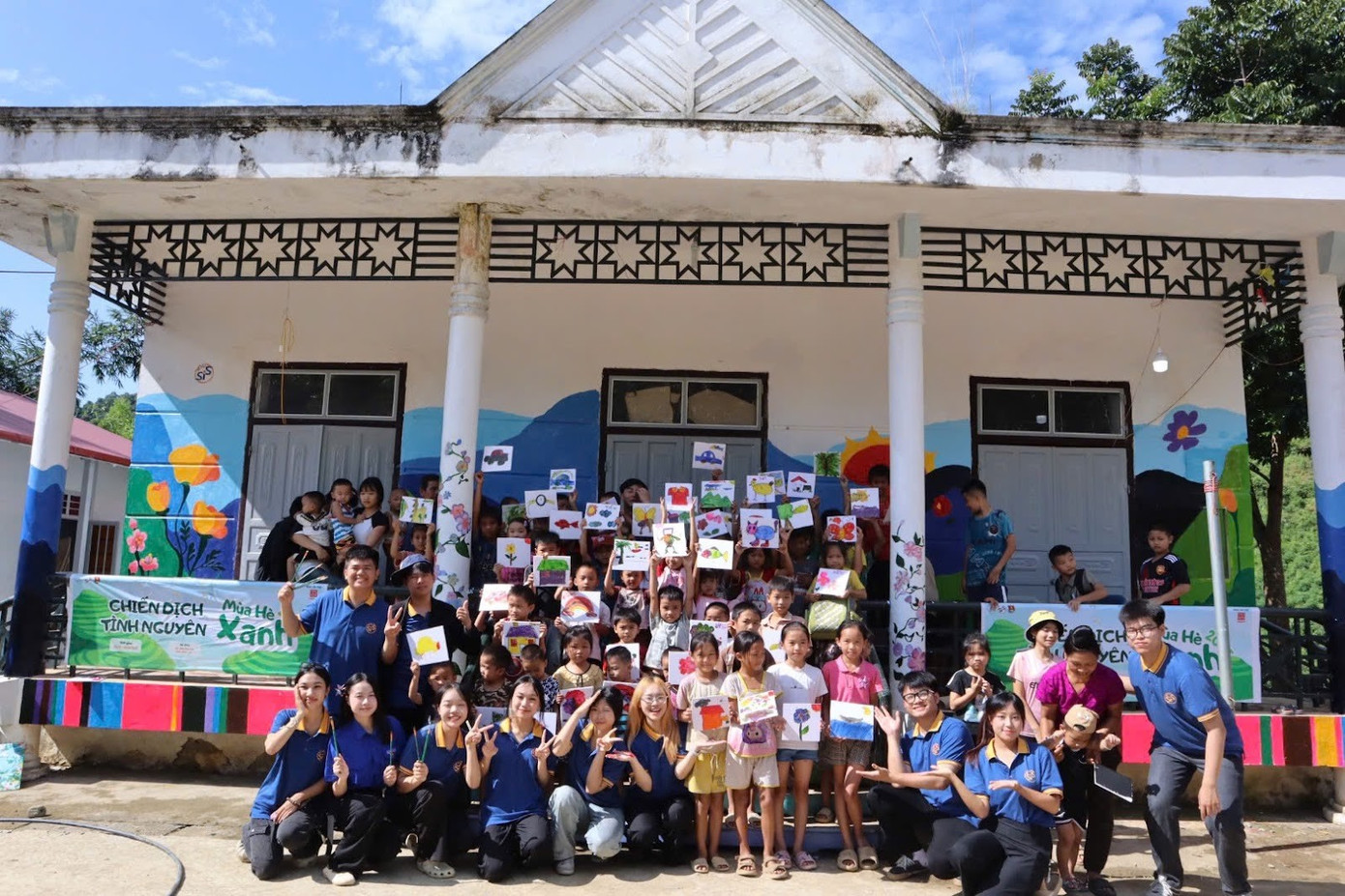 Hoạt động trải nghiệm vẽ tranh cùng các bạn nhỏ bản Huổi Muôn.