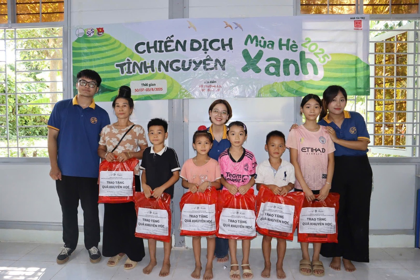 Đội tình nguyện trao 42 phần quà học tập gửi tới các em học sinh có hoàn cảnh khó khăn tại bản Huổi Muôn.