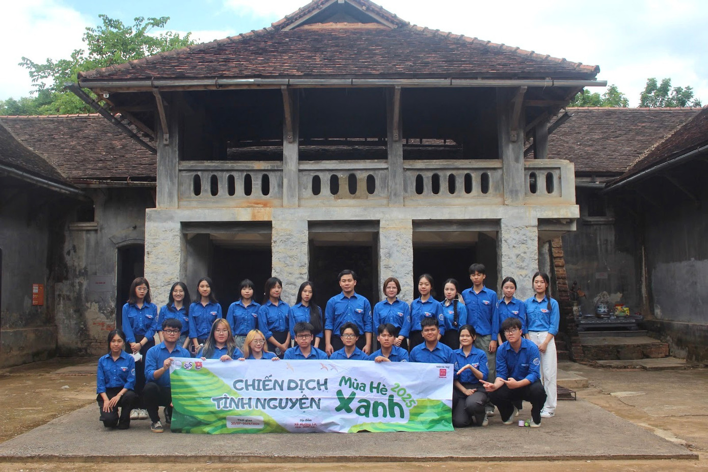 Đội tình nguyện Mùa hè xanh tại Di tích quốc gia đặc biệt Nhà tù Sơn La.